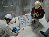 建研式引っ張り試験機を使用し躯体強度１．２N㎡以上か確認を行う